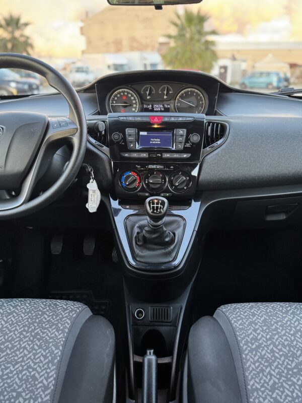 Lancia Ypsilon 1.0 FireFly 5 porte S&S Hybrid Ecochic Silver - immagine 8