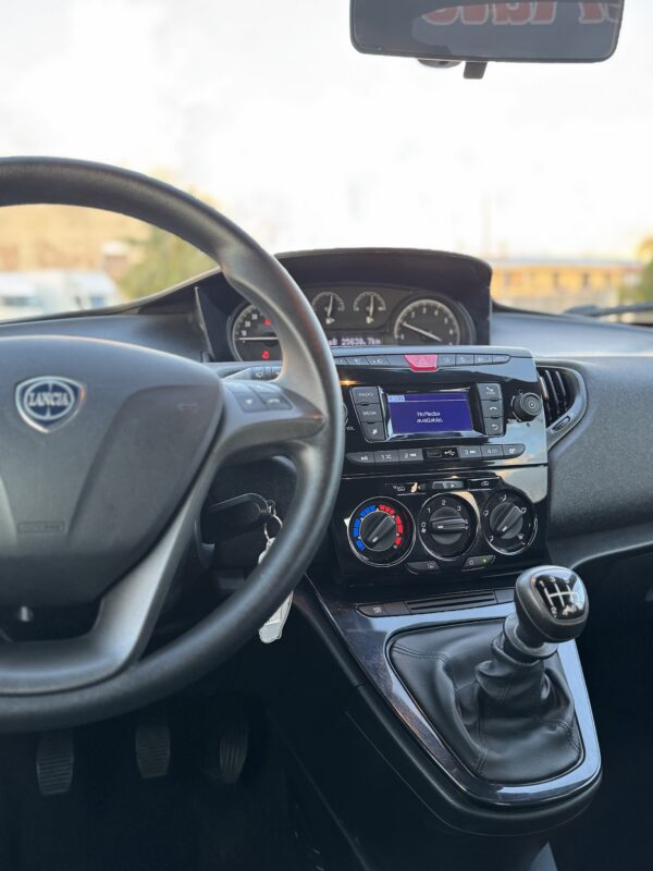 Lancia Ypsilon 1.0 FireFly 5 porte S&S Hybrid Ecochic Silver - immagine 10