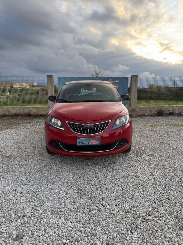 Lancia Ypsilon 1.0 FireFly 5 porte S&S Hybrid Ecochic Silver - immagine 2