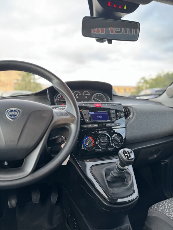 Lancia Ypsilon 1.0 FireFly 5 porte S&S Hybrid Ecochic Silver - immagine 10